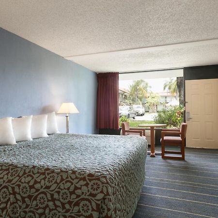 Days Inn By Wyndham Clearwater/Central מראה חיצוני תמונה